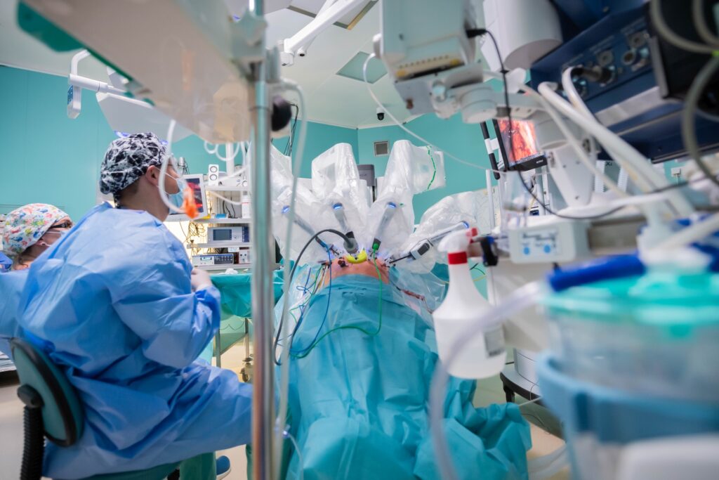 Zdjęcie przedstawiające operację robotem chirurgicznym