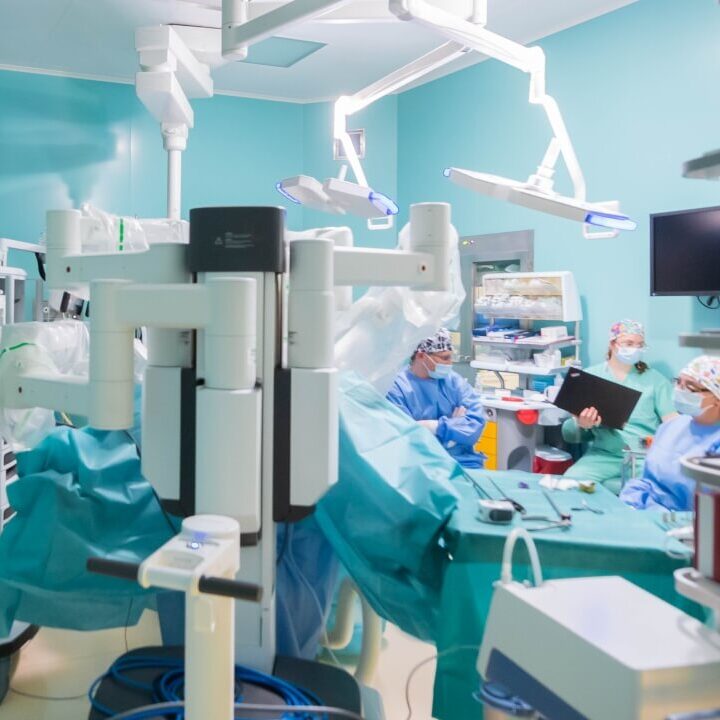 Operacja wykonywana przy użyciu robota chirurgicznego